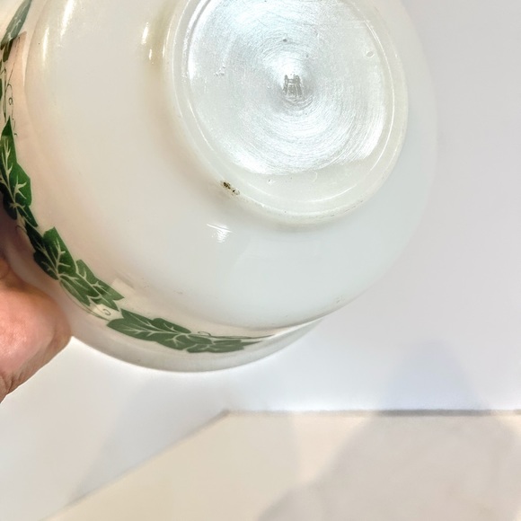 Hazel Atlas Vintage Mixing Bowl/ Casserole Baking Dish Ivy 6.5” Milk Glass - Picture 4 of 7